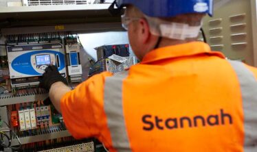 Trabajador de Stannah trabajando en equipos de movilidad