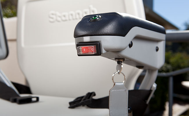 botón en el reposabrazos silla elevadora