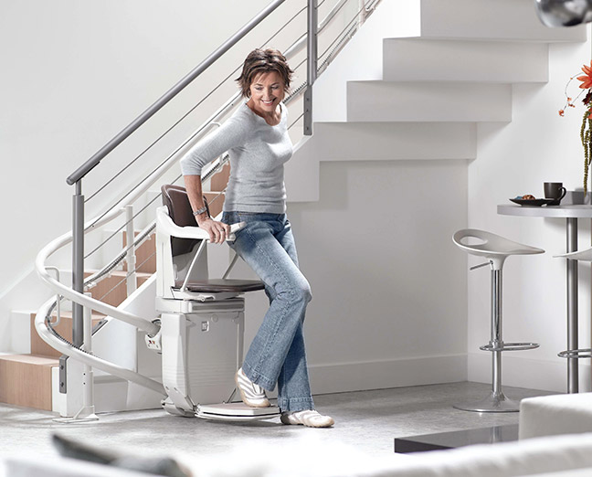 mujer subiendo las escaleras con un salvaescaleras