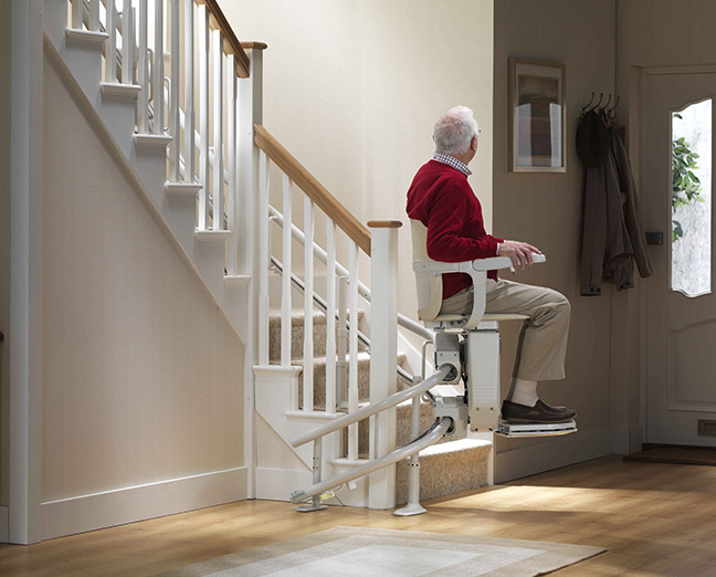 subiendo escaleras curvas con una silla elevadora