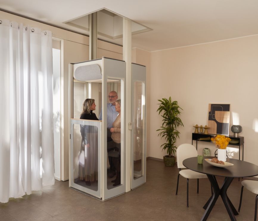 Tres personas en un moderno ascensor doméstico Uplifts S3.