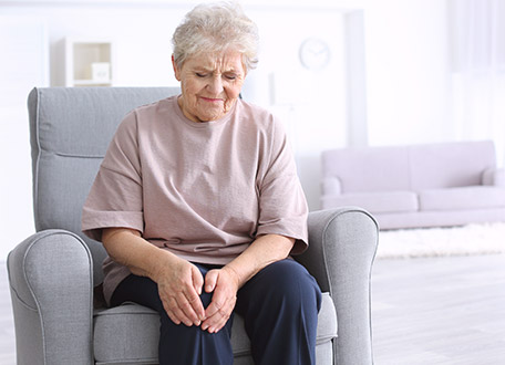 ¿Le duelen las rodillas al subir las escaleras?