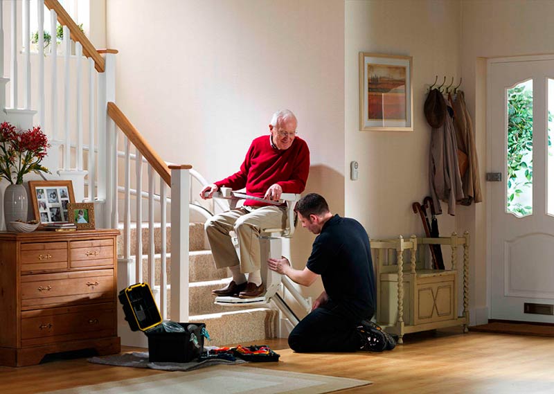 instalacion silla salvaescaleras para mayores