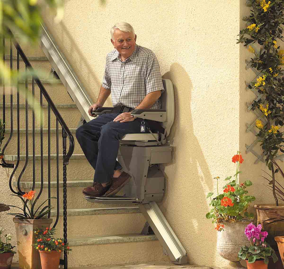 anciano en una silla salvaescalera exterior